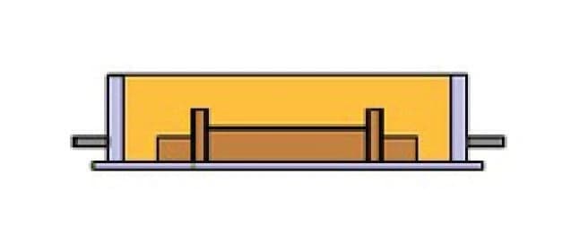 Fotoğraf Dökümcü, kalıbın alt kısmını hazırlar, yarım model kumla kaplanır.