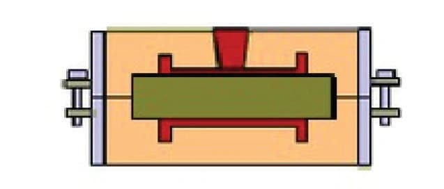 Fotoğraf Dökümcü daha sonra erimiş alaşımı kalıba döker.